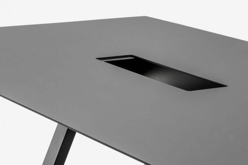 Table conference 4 pieds metal Arki Pedrali acier compact stratifié fenix pieds design industriel 