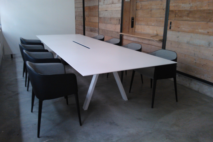 Table conference 4 pieds metal Arki Pedrali acier compact stratifié fenix pieds design industriel 