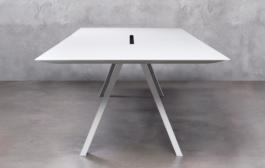 Table conference 4 pieds metal Arki Pedrali acier compact stratifié fenix pieds design industriel 