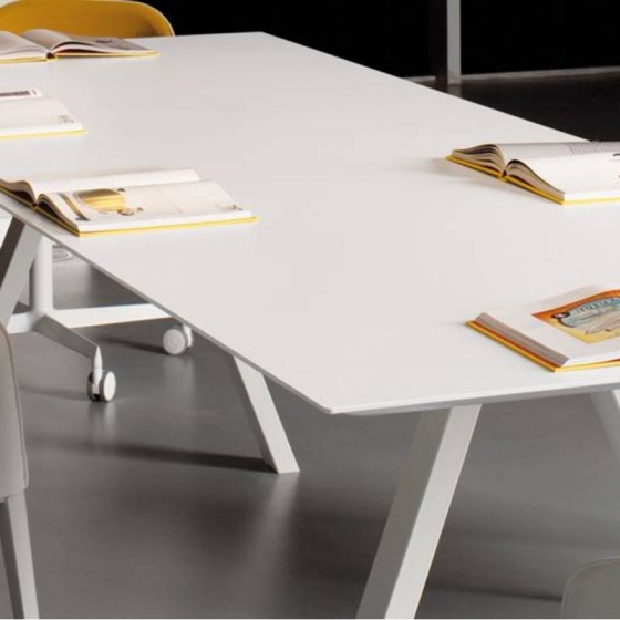 Table conference 4 pieds metal Arki Pedrali acier compact stratifié fenix pieds design industriel 