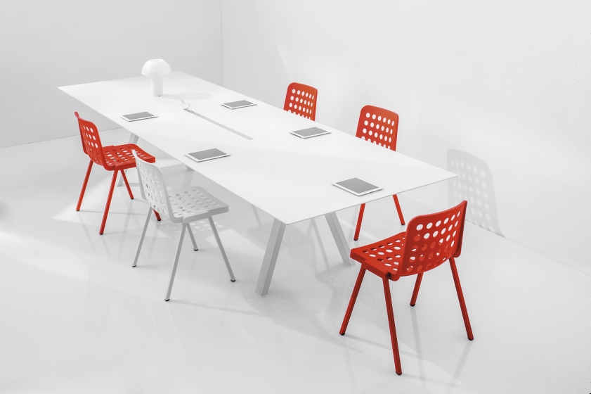 Table conference 4 pieds metal Arki Pedrali acier compact stratifié fenix pieds design industriel 