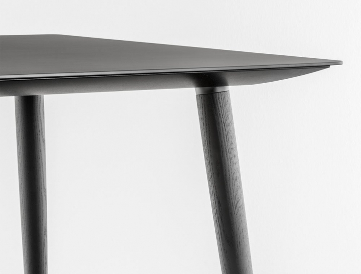 Table design bois 4 pieds Babila Pedrali frene Plateau Fenix bois multiplis plateau design marbre 