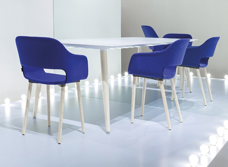 Table design bois 4 pieds Babila Pedrali frene Plateau Fenix bois multiplis plateau design marbre 