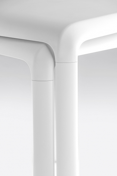 Table 4 pieds Snow Odo Fioravanti Pedrali