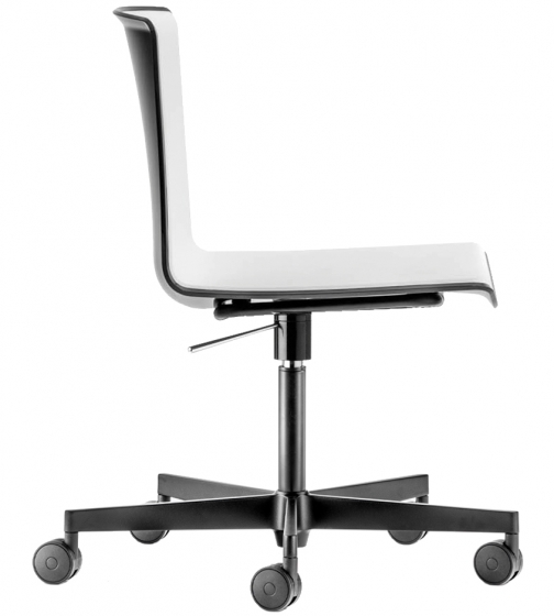 Chaise de bureau Tweet Pedrali base avec centrale et branches aluminium roulettes assise coque en polypropylène 