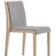 Chaise empilable 424 Young Pedrali chene teinté chaise légère tapissée garnie confortable chêne design 