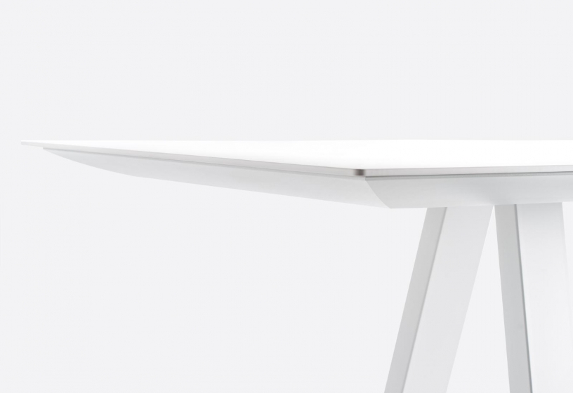 Table conference 4 pieds metal Arki Pedrali acier compact stratifié fenix pieds design industriel 