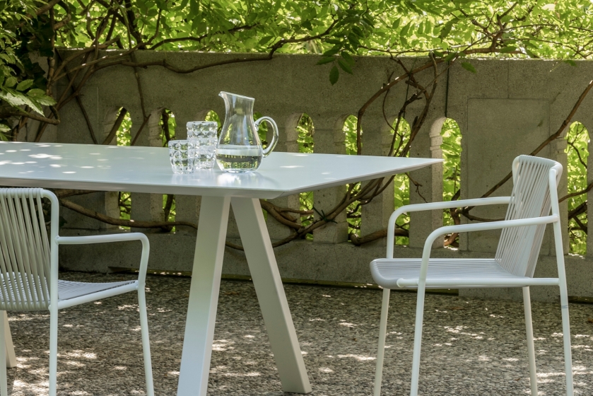 Table ARKI Jardin et terrasse Pieds Métalliques Outdoor Pedrali Plateau Marbre, Stratifié ou Gres Céramique