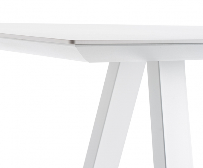 Mange debout table haute 4 pieds Arki exterieur Pedrali acier laqué plateau fin compact fenix style industriel