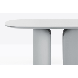Table pied central Elinor claudio bellini PedraliTable des formes douces et sinueuses Table raffinée et contemporaine. Sa base e