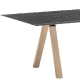 Table conference 4 pieds bois chene Arki Pedrali plateau noir ou blanc stratifié fenix pieds de chevalet en chêne massif 