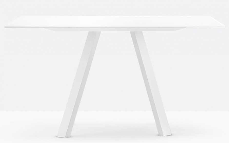 Table 4 pieds Arki pedrali acier laqué bois multiplis compact Recherche d'une table moderne pour restaurant