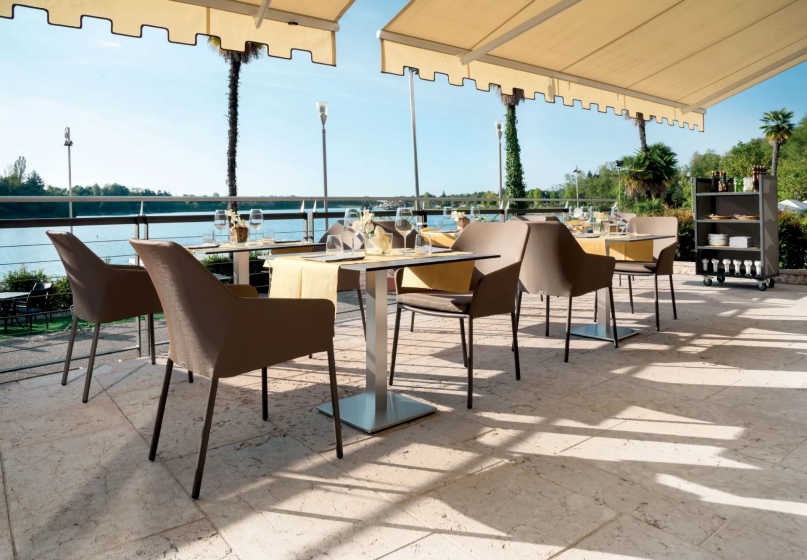 Fauteuil Gisele legere et empilable pour restaurant et terrasse de luxe comme le plaza toile tissu coussin 