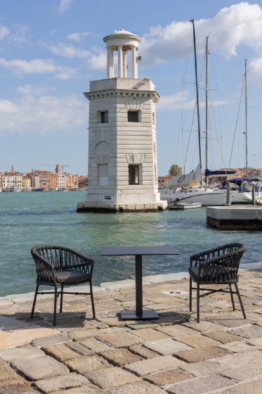 Fauteuil Method léger et empilable pour restaurant et terrasse design et élégant en corde avec coussin vert blanc noir recouv