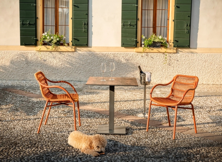 Fauteuil Bridge Leaf léger empilable pour restaurant et terrasse design et élégant en corde tressé a la main orange blanc noir 