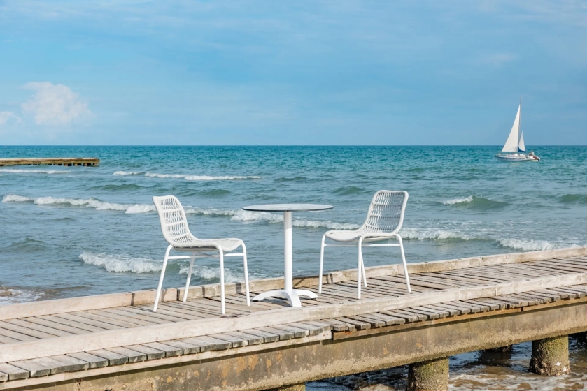 Chaise Leaf léger empilable pour restaurant et terrasse design et élégant en corde tressé a la main orange blanc noir terracot