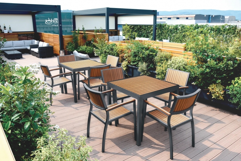 Fauteuil Bavaria aluminium brossé et anodisé, satiné. Les assises et les dossiers Tech-no wood teck contral vieilli ou huilé em