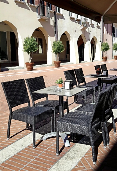 Chaise Music tressé wicker en fibre plat . Empilable blanc ou noir . idéal pour terrasse 