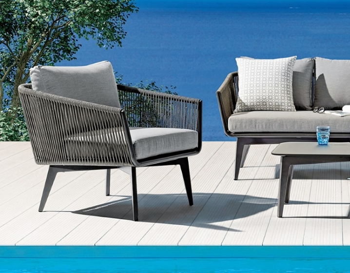 Fauteuil lounge, Diva, Dossier: corde; Structure: aluminium laqué peint; Assise: coussin garni;