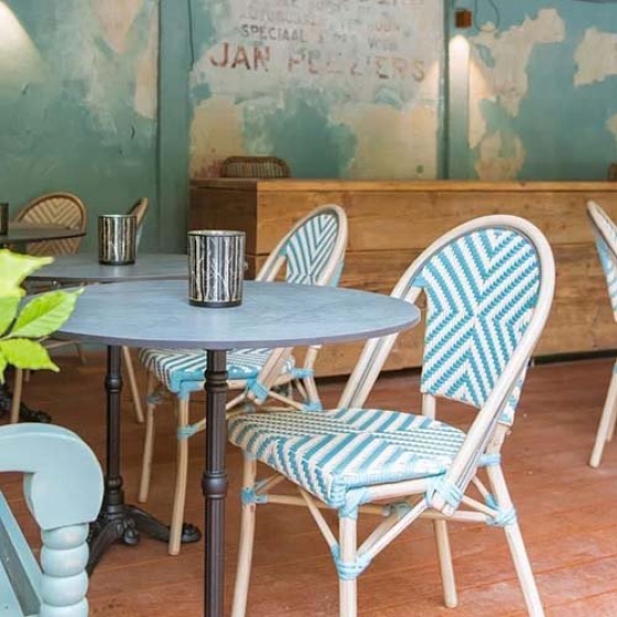 Chaises Eames terrasse bar jardin kife 