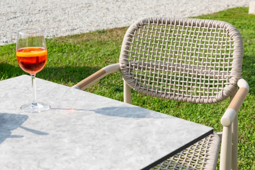 Plateaux de table en HPL compact, Logico épaisseur 12 mm. Adaptés aussi bien à un usage intérieur qu'extérieur decor marbre bois