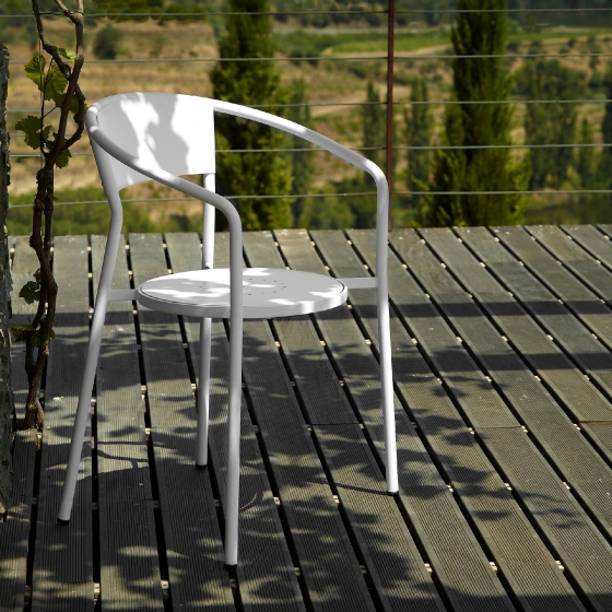 Fauteuil Bridge Andaluza Adico Dossier: metal; Fonction: empilable x 8; Structure: acier laqué; Assise: bois, metal; Couleur: au