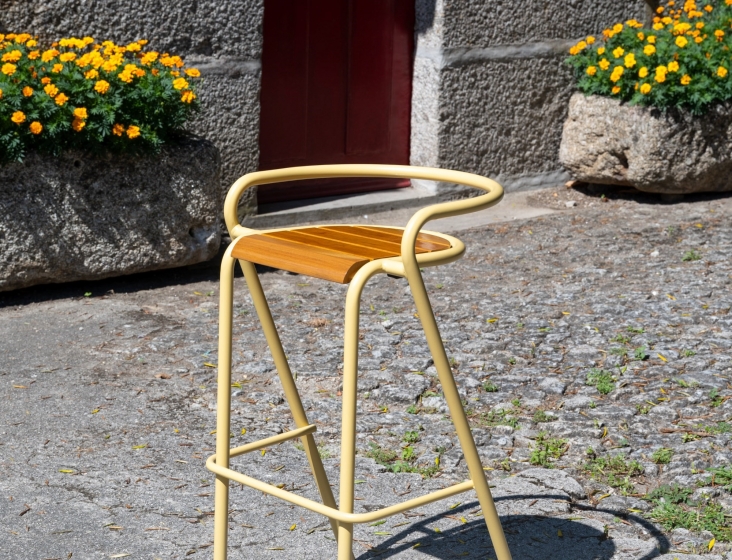 Tabouret 5008 B bois Adico Dossier: metal; Fonction: empilable x 4; Structure: acier- revêtement en poudre; Assise: bois; Couleu